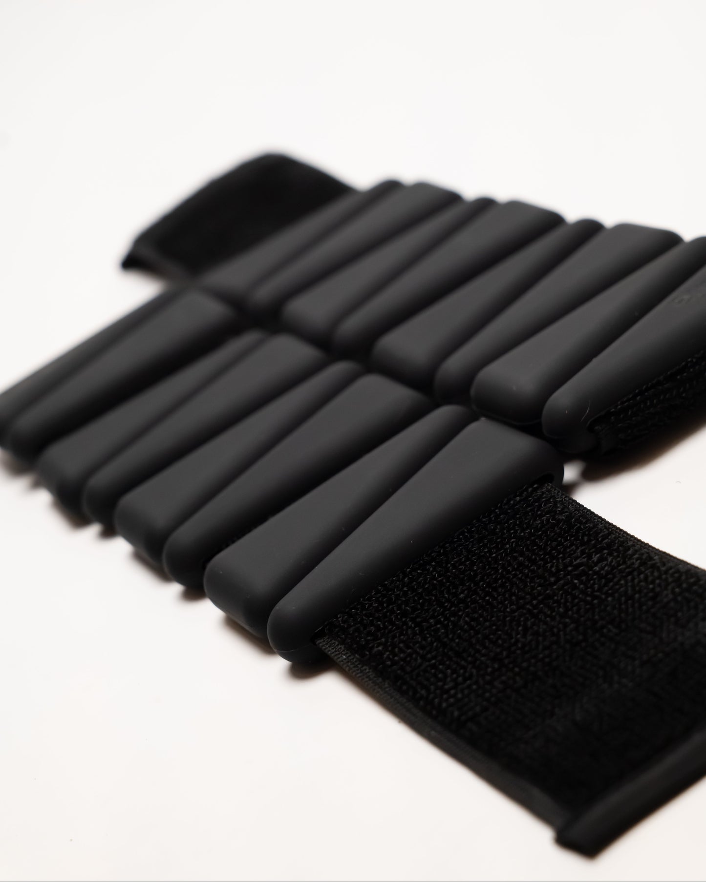 levaïa loops - pilates wrist & ankle weights in classic noir