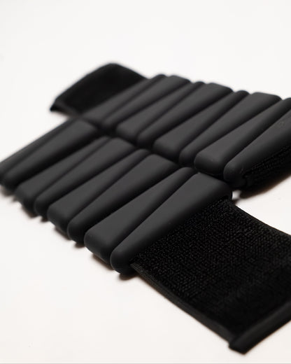 levaïa loops - pilates wrist & ankle weights in classic noir