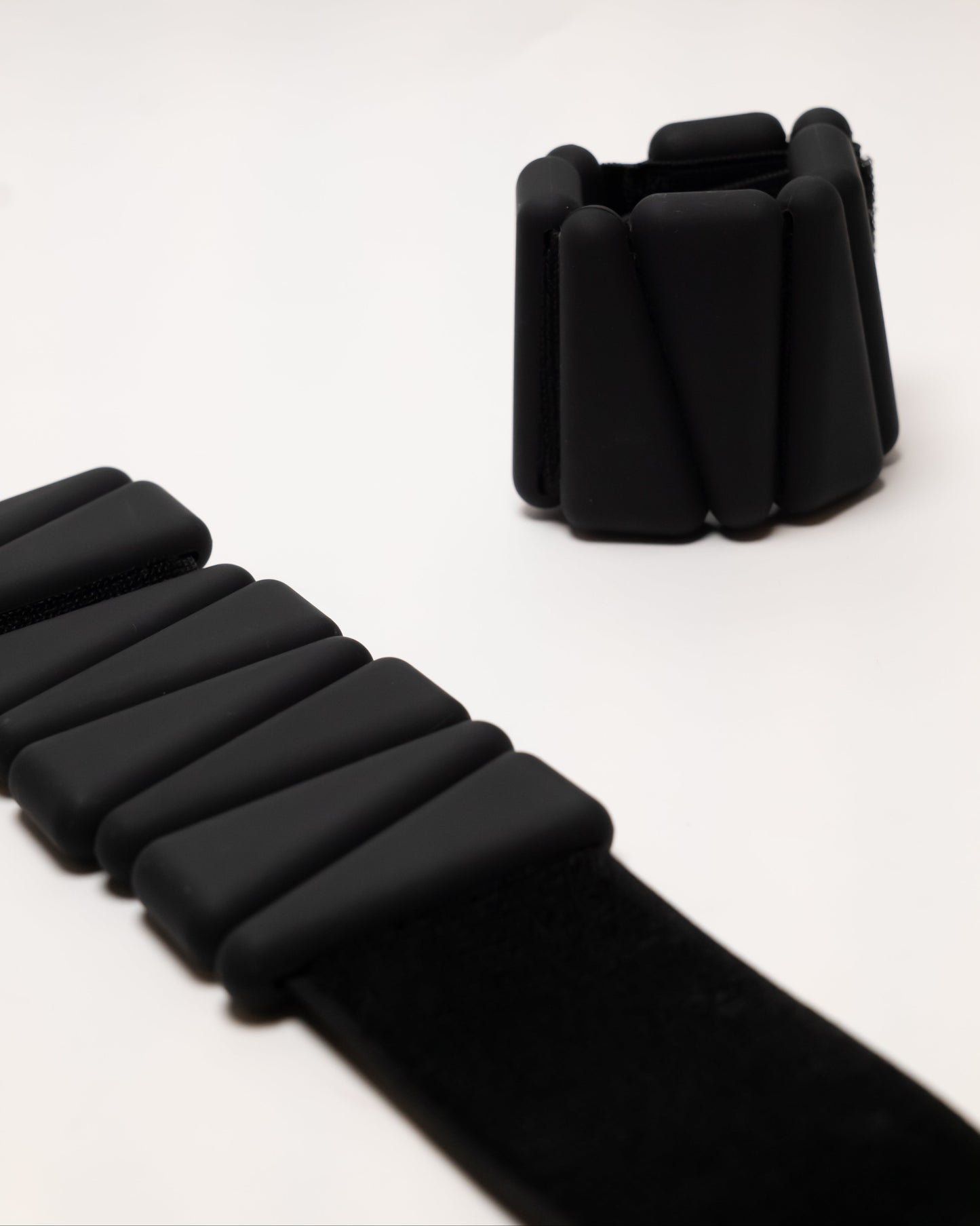 levaïa loops - pilates wrist & ankle weights in classic noir
